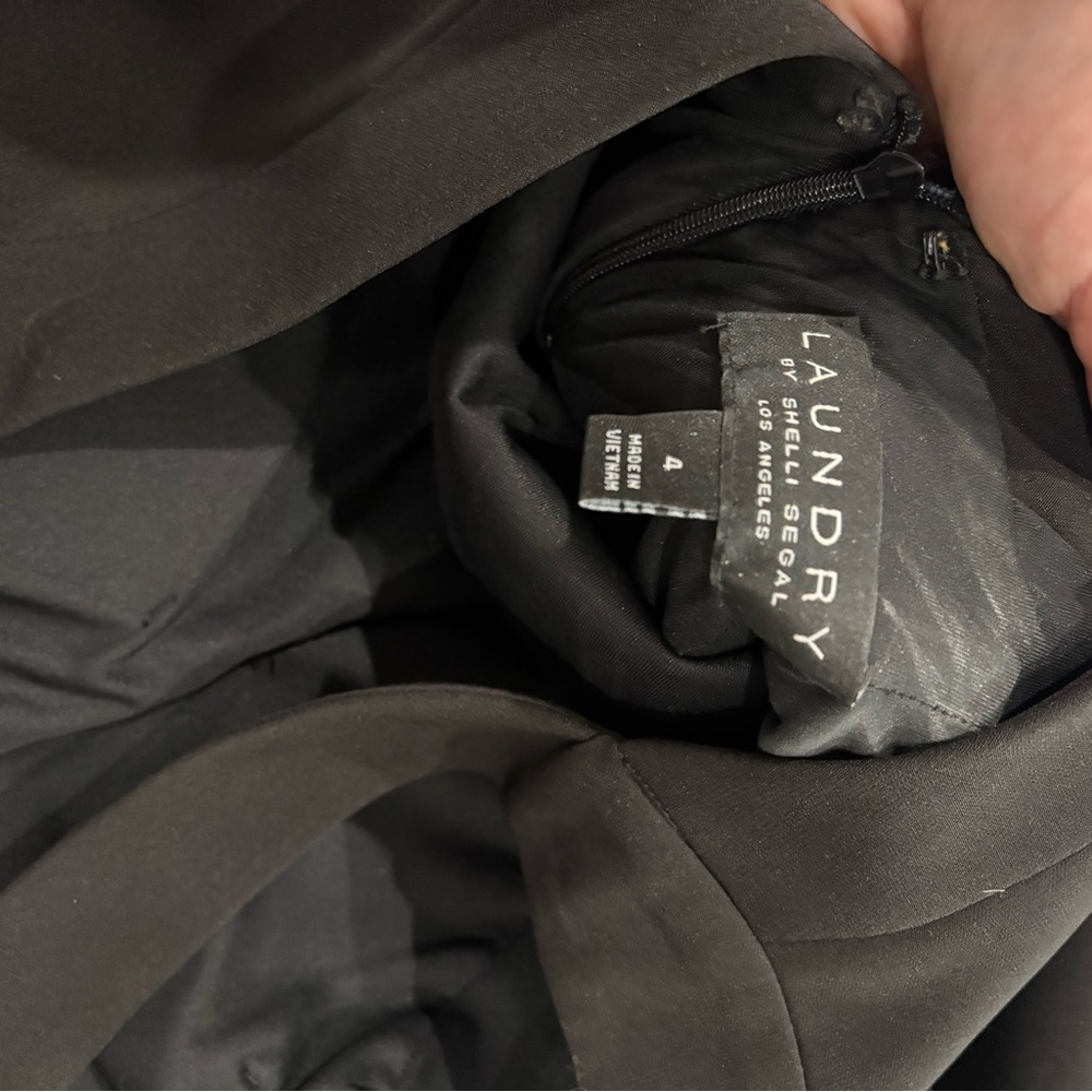 Laundry by Shelli Segal Elegant Black Garment